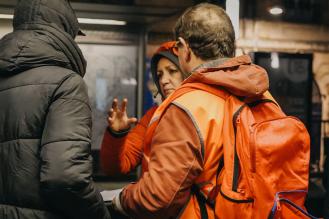 Photo deux bénévoles de la Nuit de la solidarité discutent avec une personne sans abri