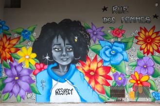 Photo de street art représentant une femme entourée de fleurs