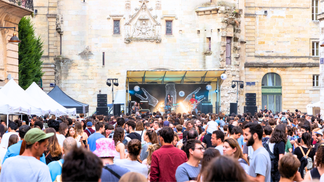 Foule participant à la fête de la musique devant la porte Cailhau