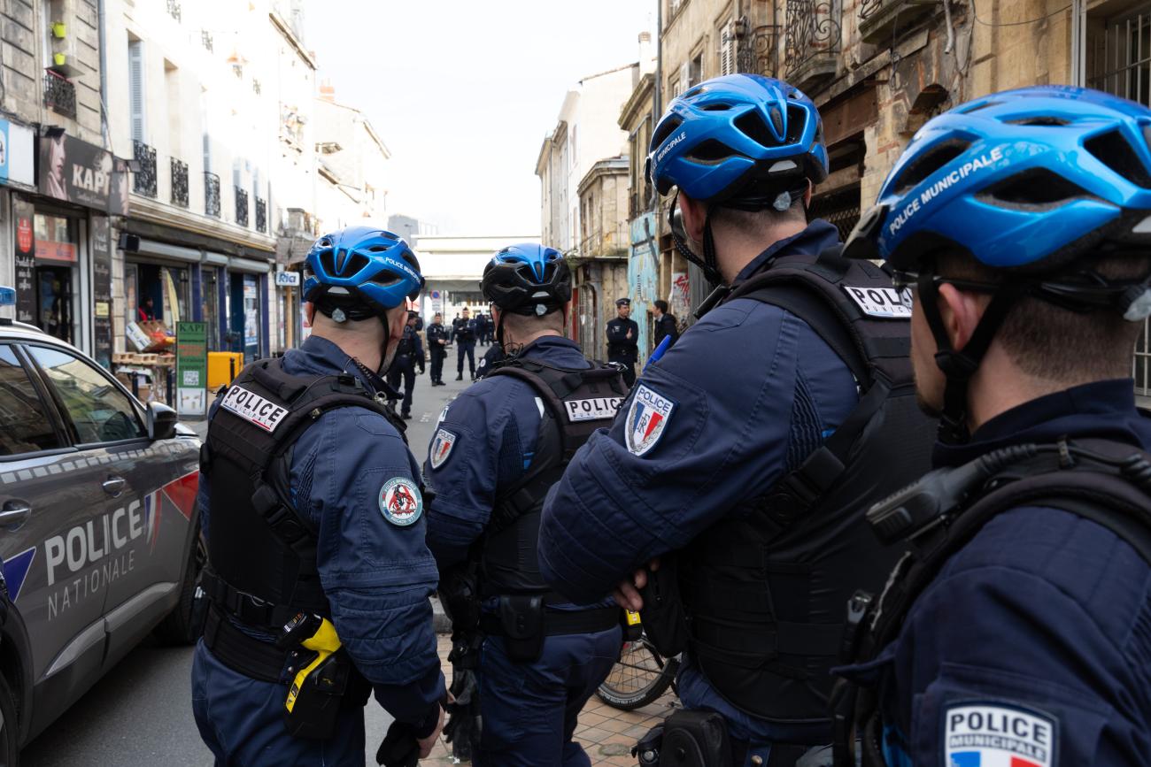 Photo de la police nationale et la police municipale dans une rue de Bordeaux