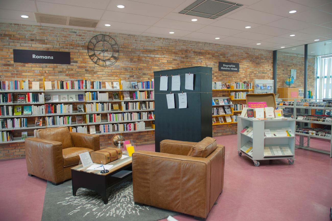 Photo d'un espace de lecture de la bibliothèque Bordeaux-Lac